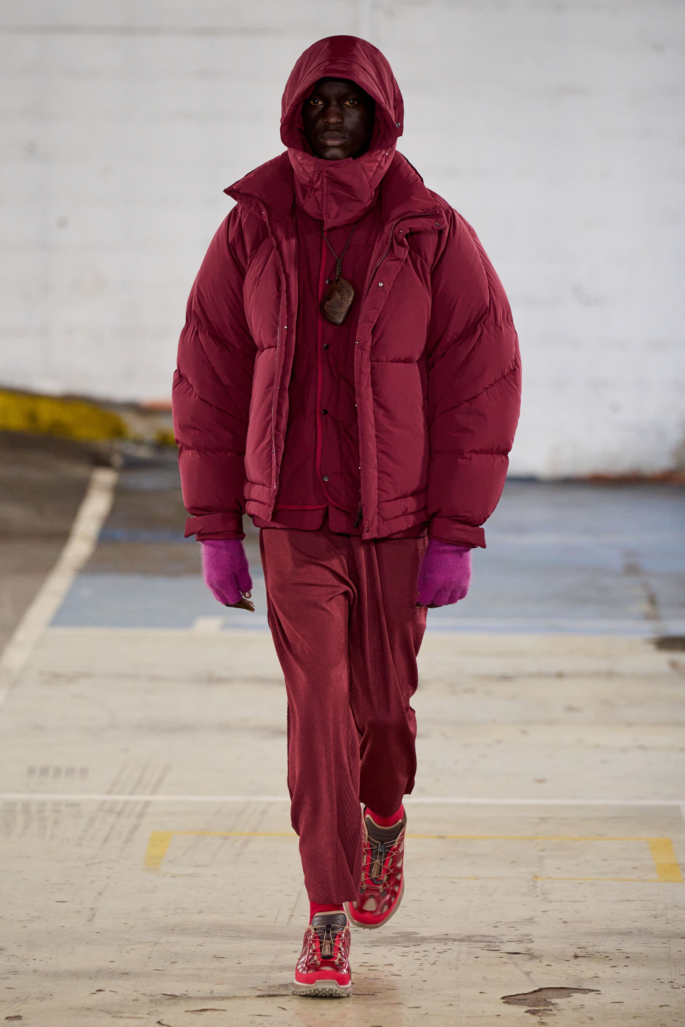 White Mountaineering 2026秋冬将机能设计推进至更系统化的日常层面。层叠式羽绒、模块化外套与统一色谱构建出高度秩序感的造型队列，强调服装在真实环境中的适应能力。系列摒弃噱头，以材料、结构与穿着逻辑取胜，是机能风从“视觉标签”向“生活系统”转化的成熟样本-顽石频道趋势研究